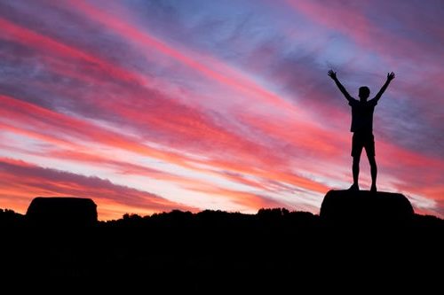 homme face au coucher de soleil