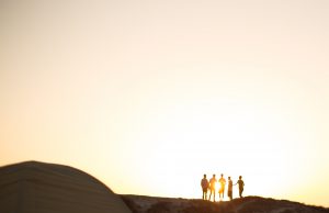 groupe de perosnnes decor de sable