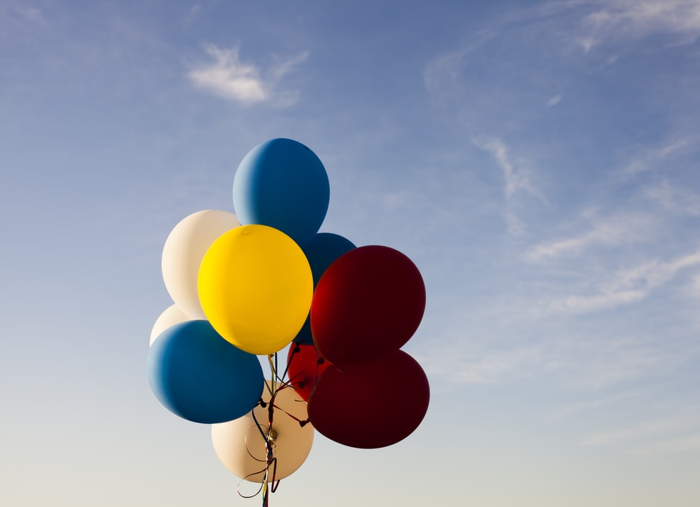 groupe de ballons dans le ciel