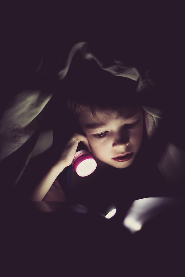 enfant lit lampe de poche