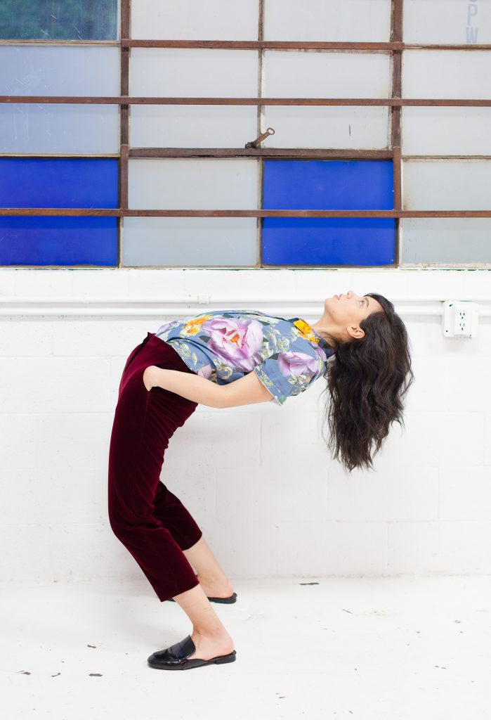 femme courbée en pantalons rouges